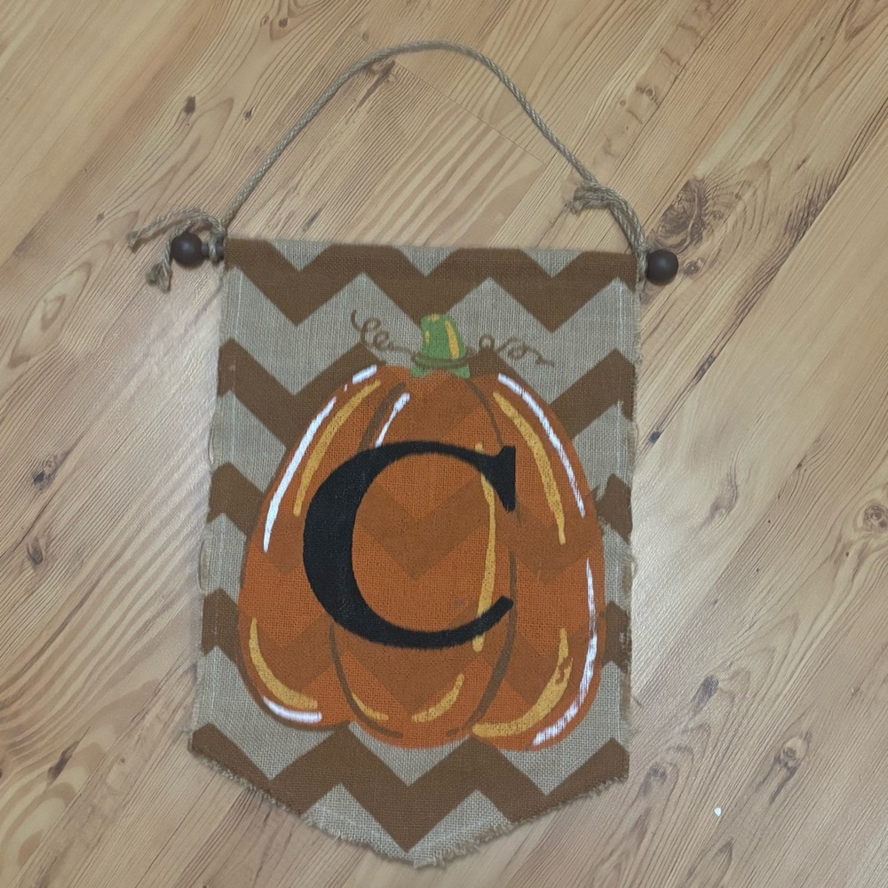 Reversible Holiday Initial ”C” Door Hanger
